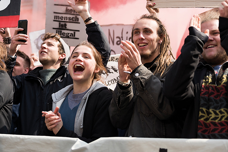 Bürger-Tocher im Antifa-Land: Mala Emde (M.)