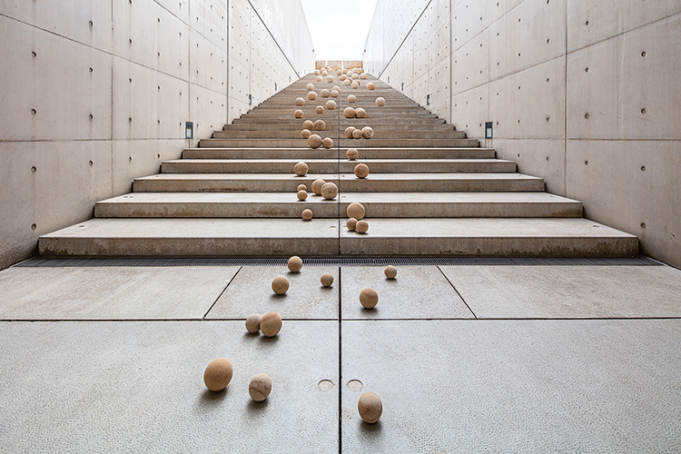 courtesy: the artist; König Galerie, Berlin / London / Tokyo; Foto: Sebastian Drüen »Die Menge des Moments«, 2016 / 2020, Sandstein, Maße variabel courtesy: the artist; König Galerie, Berlin / London / Tokyo; Foto: Sebastian Drüen