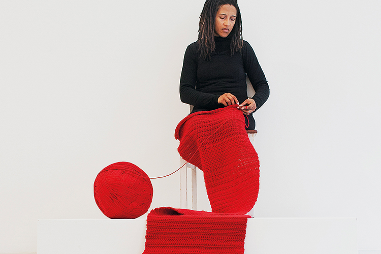© Lerato Shadi; courtesy: the artist and blanc projects, Cape Town Lerato Shadi, »Tlhogo«, 2010, durational performance, dimensions variable © Lerato Shadi; courtesy: the artist and blanc projects, Cape Town