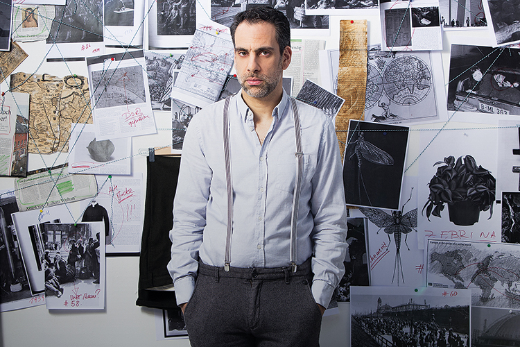 Foto: Alessandro De Matteis Auf der Suche nach »A«: Der Bibliothekar alias Nikos Konstantakis, Foto: Alessandro De Matteis