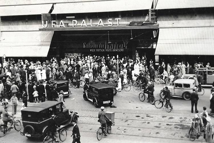 Foto: Privatbesitz Tabertshofer Platz für 2000 Zuschauer: UFA Palast am Ring 1935, Foto: Privatbesitz Tabertshofer