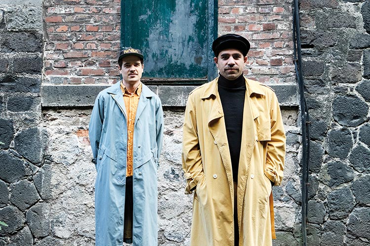 Foto: Thomas Schäkel Kurze Tage, lange Mäntel: Keshav Purushotham (rechts) und brother-in-crime Niklas Schneider