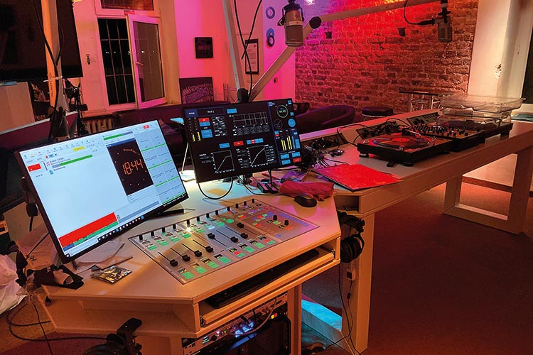 Ein Schnitt nach dem anderen: Studio von 674FM