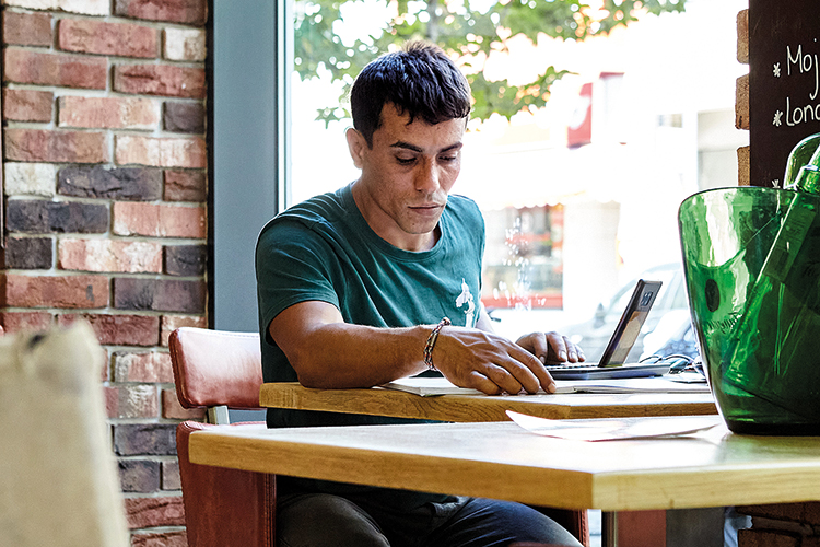 Deutschunterricht am Laptop: Jakdar Martinli im Integrationskurs zu Corona-Zeiten