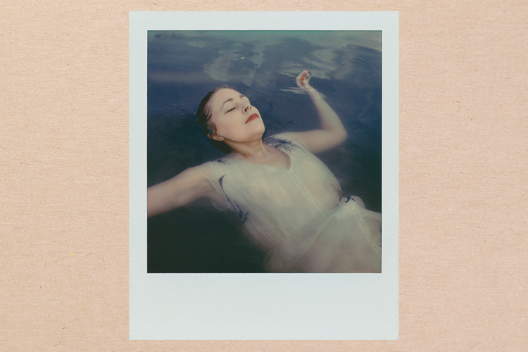 Le soleil pour pénitence Le cœur et les yeux fermés A la chaleur de l’été... Hypnolove, »La Piscine«