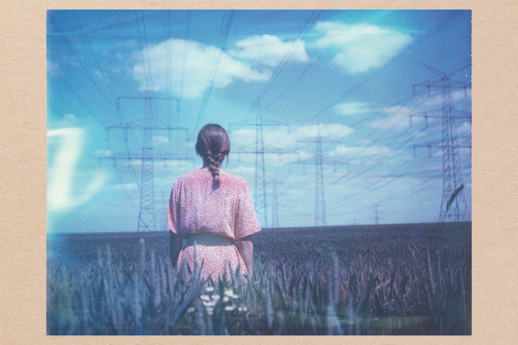 Oh my God, I feel it in the air Telephone wires above are sizzlin’ like a snare... Lana del Rey, »Summertime Sadness«