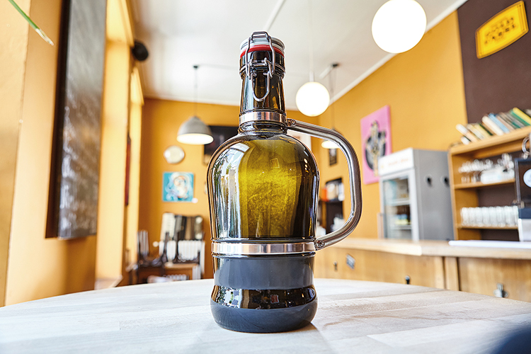 Foto: Thomas Schäkel / Stadtrevue Hippe Nostalgie: Syphon als historisches Kölschbehältnis zum Selbstbetanken