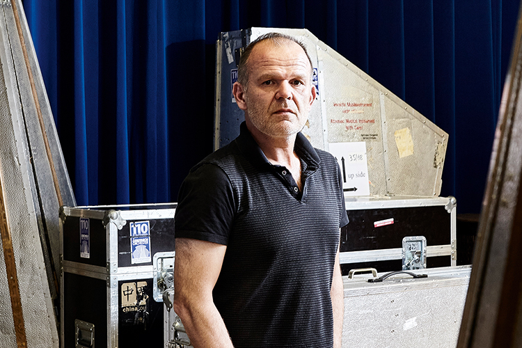 Foto: Thomas Schäkel / Stadtrevue Die Koffer sind gepackt: François-Xavier Roth auf dem Sprung in die nächste Saison