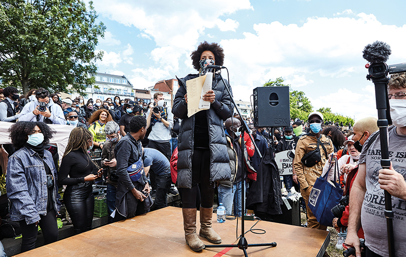 Die Kölner Sängerin Mariama bei der Black-Lives-Matter-Demo