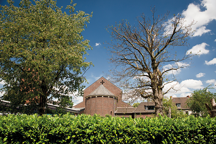 Foto: Dörthe Boxberg / Stadtrevue Zwischen Tradition und Moderne: Heilig-Kreuz-Kirche in Weidenpesch