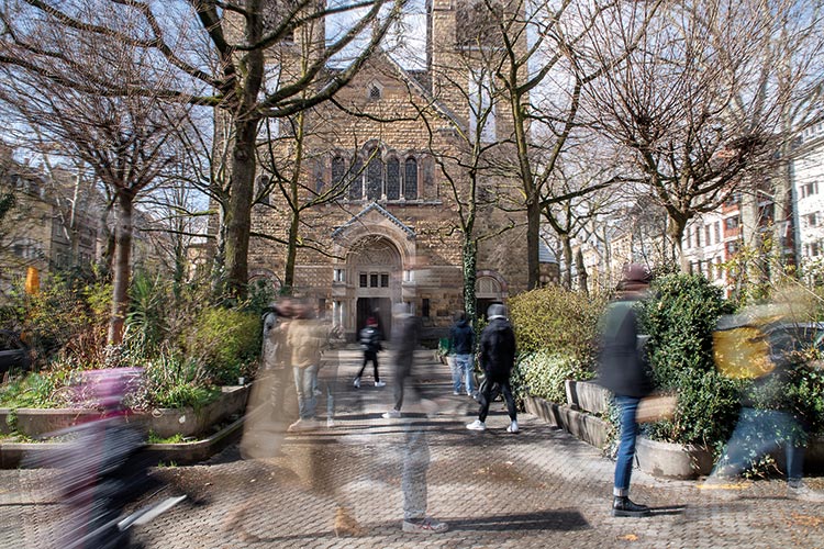 Foto: Jennifer Rumbach / Stadtrevue Öffentlicher Raum mit Menschen: Brüsseler Platz im Belgischen Viertel