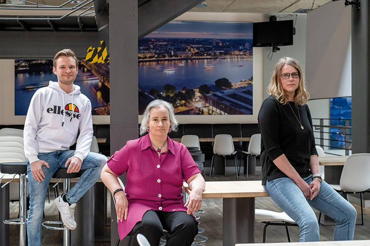 Foto: Jennifer Rumbach / Stadtrevue Startklar für die Außengastronomie: Jutta Schiweck-Nitsche (rechts) mit ihrem Team (Petra Voigt und Manuel Rieger)