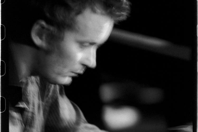 Extreme fragile Musik: Philip Zoubek bei der Arbeit