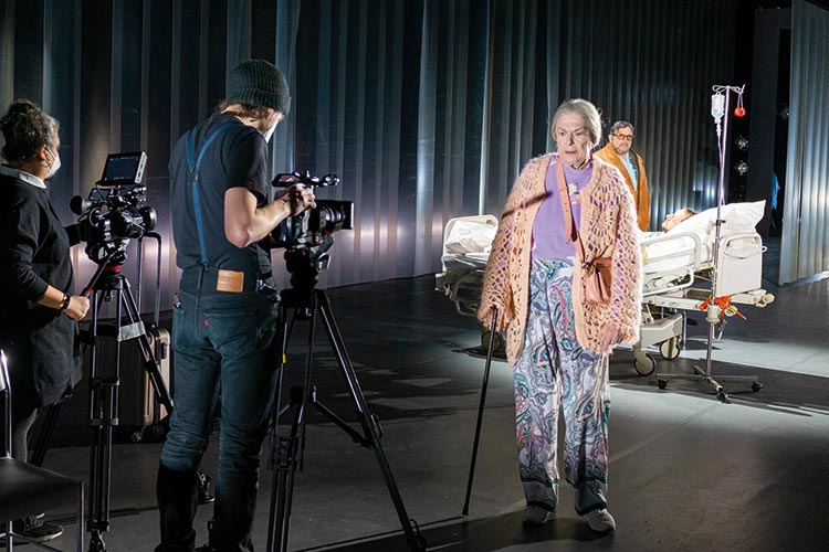 Foto: Ana Lukenda Forschungsreise im Split-Screen: »Die Vögel« im Schauspiel Köln, Foto: Ana Lukenda