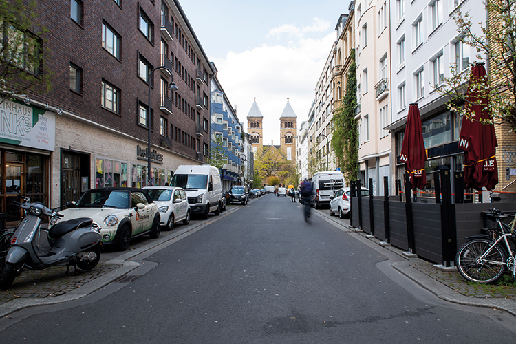 Foto: Jennifer Rumbach / Stadtrevue Blick in Richtung Tanzfläche: Maastrichter Straße im Belgischen Viertel