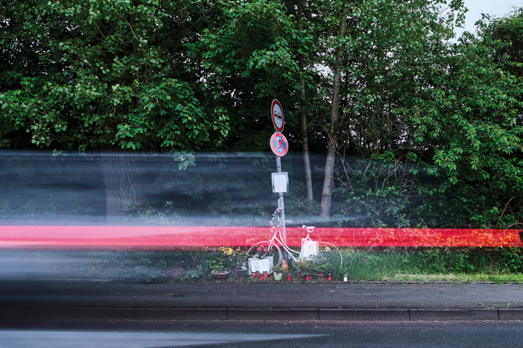 Foto: Thomas Schäkel / Stadtrevue Die Kontrolle verloren: Raser töteten 2015 auf dem Auenweg in Deutz eine junge Frau