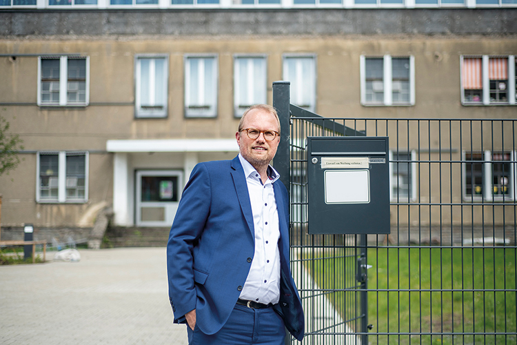 Foto: Jennifer Rumbach / Stadtrevue »Sie müssen offen bleiben«: Landtagsabgeordneter Jochen Ott vor der Grundschule in Porz-Zentrum