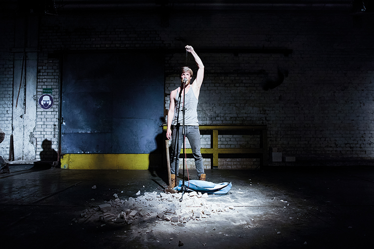 Foto: Thomas Schäkel / Stadtrevue Proben zu »KriegsBlicke« in der Werkshalle. Teil der Trilogie »Schönheit der Vergänglichkeit«, 2013