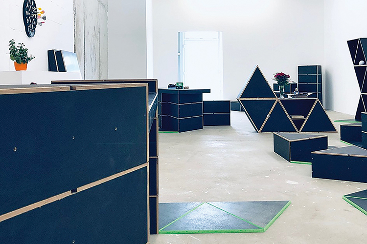 Bewegliche Möbel, bewegliches Denken: Das »Büro« ist eingerichtet  Foto: Büro für kuratorische Fürsorge und kollektives Experiment