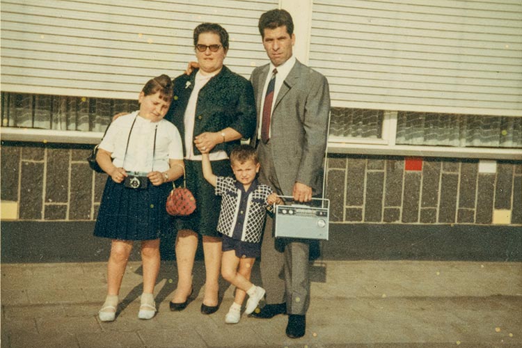 © Rosa Spitaleri/DOMiD-Archiv, Köln Die Familie Spitaleri beim Sonntagsspaziergang in Köln-Kalk (Ausschnitt), ca. 1967 © Rosa Spitaleri/DOMiD-Archiv, Köln