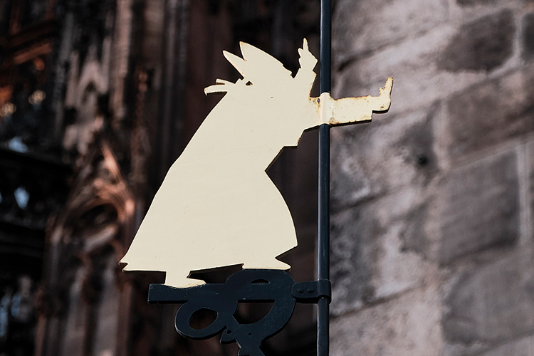 Foto: Thomas Schäkel / Stadtrevue So nicht, Freundchen: Deko vorm Kölner Dom