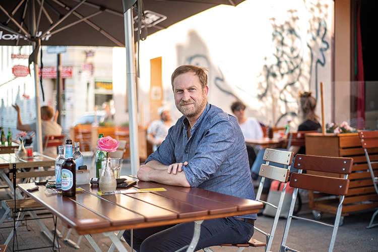 Foto: Jenny Rumbach / Stadtrevue Endlich zurück aus der Pixelwelt: Tomas Pollmann von den Hängenden Gärten