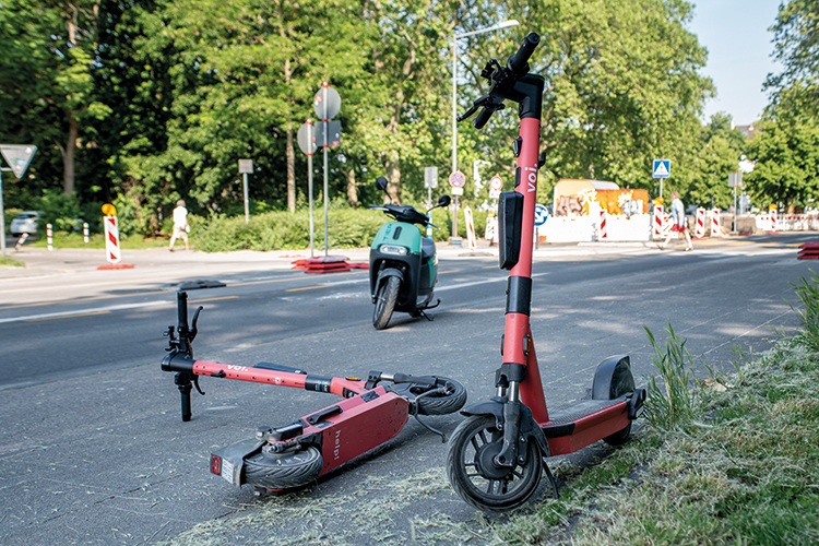Foto: Jennifer Rumbach / Stadtrevue Stadtweit frei parken: E-Scooter auf der Fahrbahn