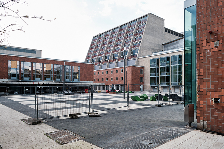 Foto: Thomas Schäkel / Stadtrevue Jetzt auch mit Wirtschaftskrimi auf dem Spielplan: Bühnen der Stadt Köln am Offenbachplatz