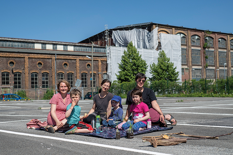 Foto: Jennifer Rumbach / Stadtrevue Welche Farbe fehlt hier? Désirée Frese, Christina Schumacher und Silvia Marchais-Raytchevska von der BI »Mehr Grün in Kalk« mit Kindern