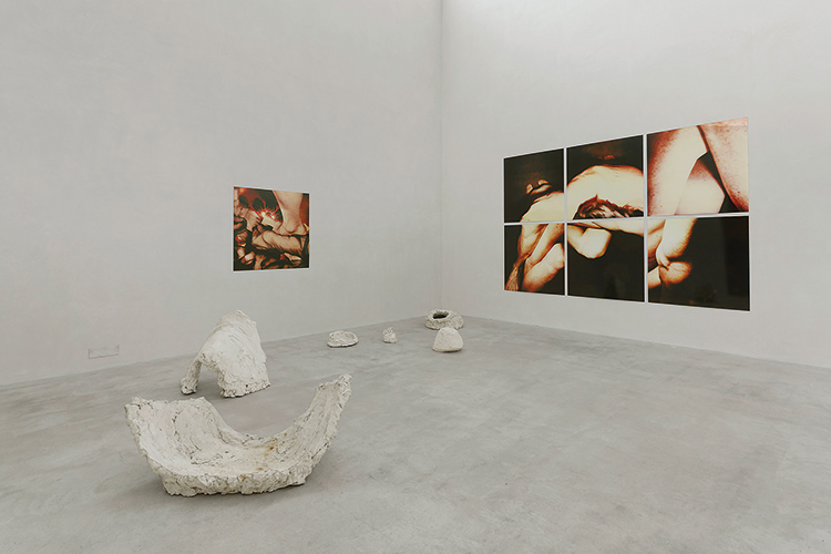 Lothar Schnepf, ©Nachlass Heinz Breloh, The Estate of Hannah Villiger Heinz Breloh, Die Gefäße meines Körpers, 1982/83 und Hannah Villiger, Skulptural, 1988/89; Block XXX 1993/94 | Foto: Lothar Schnepf, ©Nachlass Heinz Breloh, The Estate of Hannah Villiger