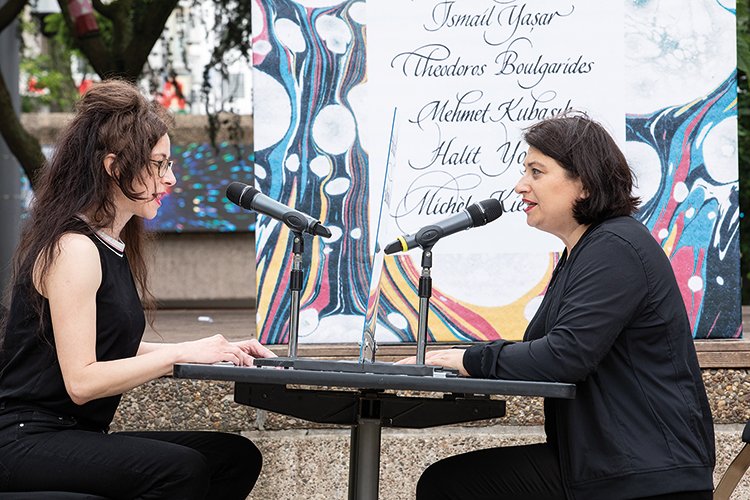 Foto: Robin Junicke Bringt das Sprechen bei: Ülkü Süngün (rechts) auf dem Ebertplatz , Foto: Robin Junicke