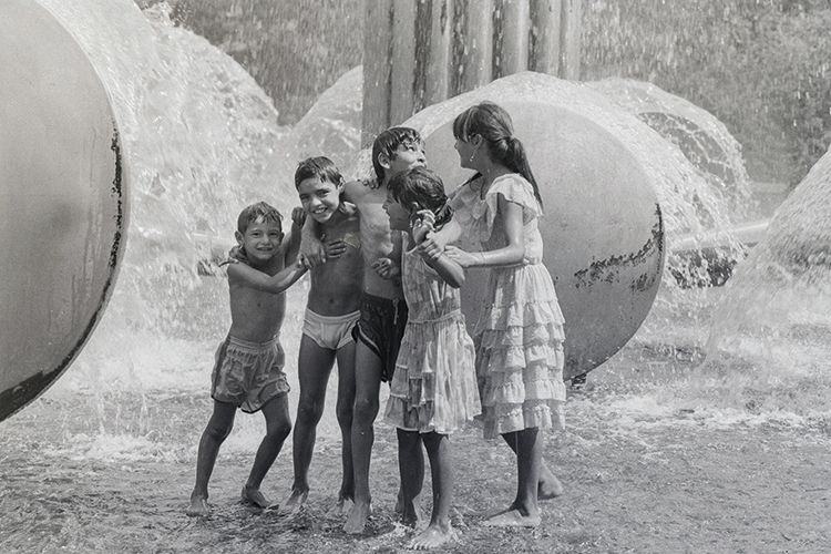 Foto: Manfred Wegener / Stadtrevue 1990: Wasserspaß auf dem Ebertplatz