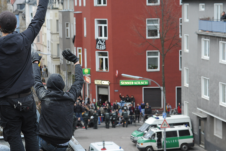 Foto: Manfred Wegener / Stadtrevue 2011: Verhinderte Räumung des Autonomen Zentrums in Kalk