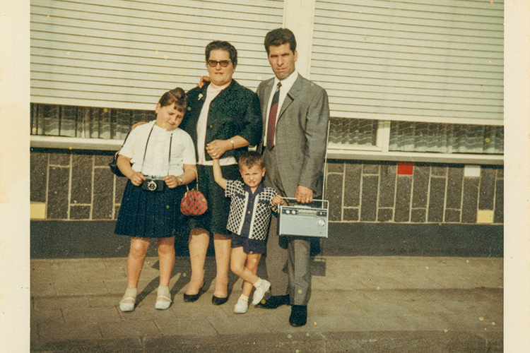 Foto: © Rosa Spitaleri/DOMiD-Archiv, Köln Die Familie Spitaleri beim Sonntagsspaziergang, Köln-Kalk, um 1967, Foto: © Rosa Spitaleri/DOMiD-Archiv, Köln