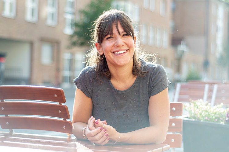 Foto: Jennifer Rumbach / Stadtreuvue Mehr Zeit für Freunde und Familie: Theresa Koch ist derzeit lieber Gast als Servicekraft in der Gastronomie