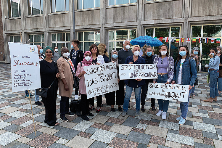 Foto: privat Sozialprojekt in Gefahr? Protest der »Stadtteilmütter« vor dem Rathaus