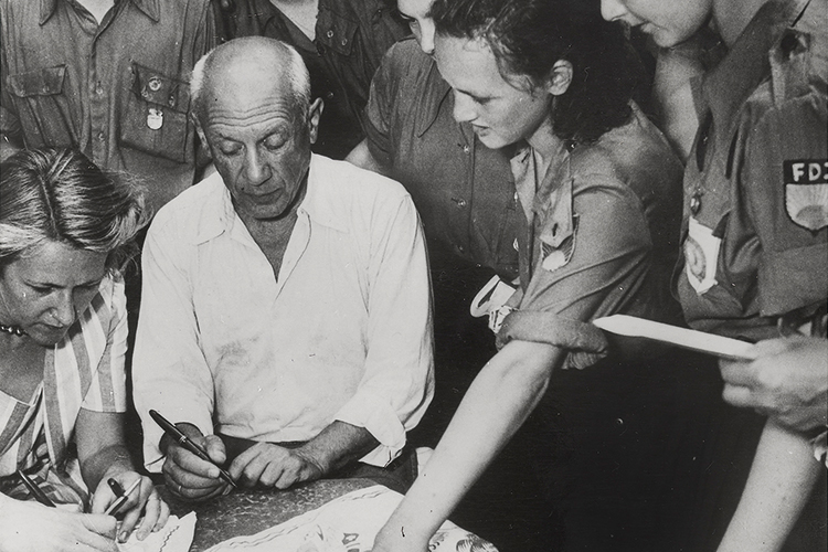 ©Succession Picasso/VG Bild-Kunst, Bonn 2021; Foto: Kunstmuseum Pablo Picasso Münster Picasso signiert Mitgliedern der FDJ von ihm gestaltete Tücher auf dem internationalen Jugendkongress in Nizza 1950. ©Succession Picasso/VG Bild-Kunst, Bonn 2021; Foto: Kunstmuseum Pablo Picasso Münster