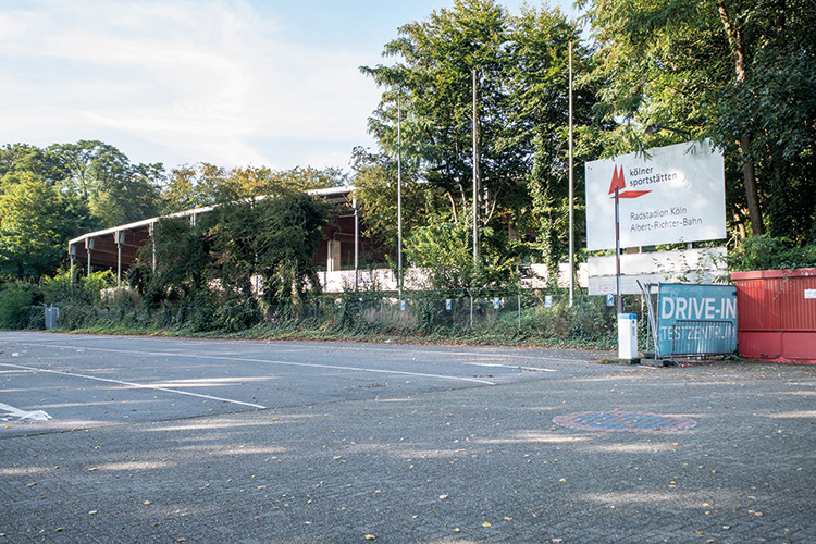 Foto: Jennifer Rumbach / Stadtrevue Erst rollen die Bagger, dann wieder Rennräder: Das künftige »Albert-Richter-Velodrom« in Müngersdorf wird bald umgebaut