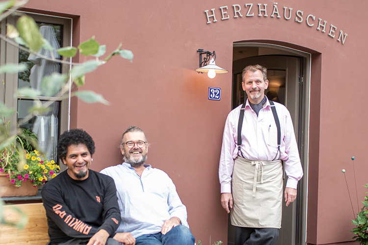 Foto: Jennifer Rumbach / Stadtrevue Plötzlich Gastronomen: Giovanni Navichoc, Gregor Schäfer und Christoph Wehr verbinden Erinnerungskultur mit Kaffee und Kuchen