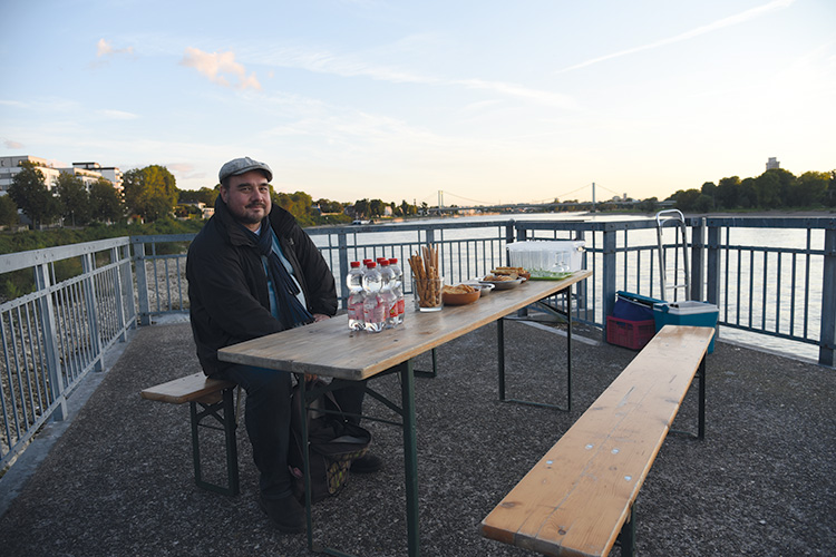 Foto: Astrid Linskemp Es könnte so einfach sein: Jörg Beste hat schon mal an der Schlackenbergwerft am Stammheimer Ufer Platz genommen