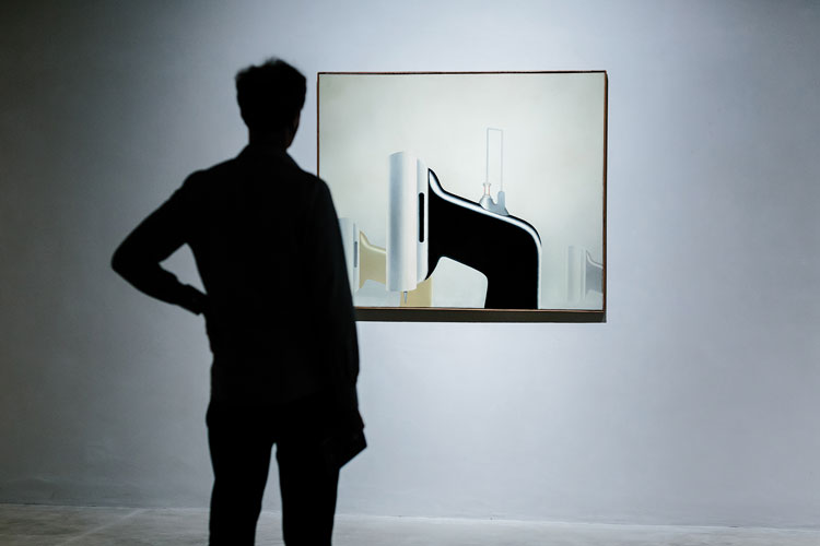 Besucher vor Konrad Klapheck, »Die Mütter«, 1960, Öl auf Leinwand. Foto: Nicole Schäfer/LVR-ZMB © VG Bild-Kunst, Bonn