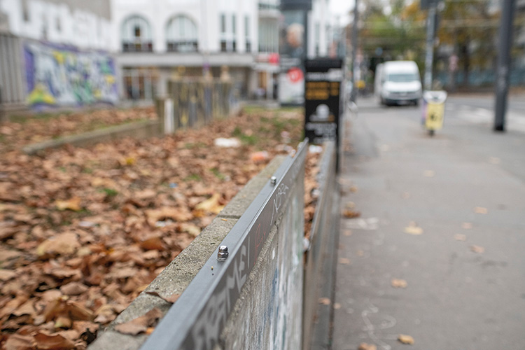 Spaßbremse ohne Funktion: Metallschiene auf dem »Mäuerchen« an der Zülpicher Straße