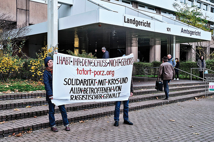 Foto: Thomas Schäkel / Stadtrevue Unterstützung für das Opfer: Die Initiative »Tatort Porz« vor dem Landgericht