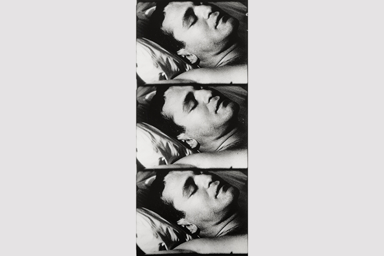 »Sleep«, 1963, 16-mm-Film, s/w, ohne Ton, 5:21 Std., © 2020 The Andy Warhol Museum, Pittsburgh, PA, a museum of Carnegie Institute