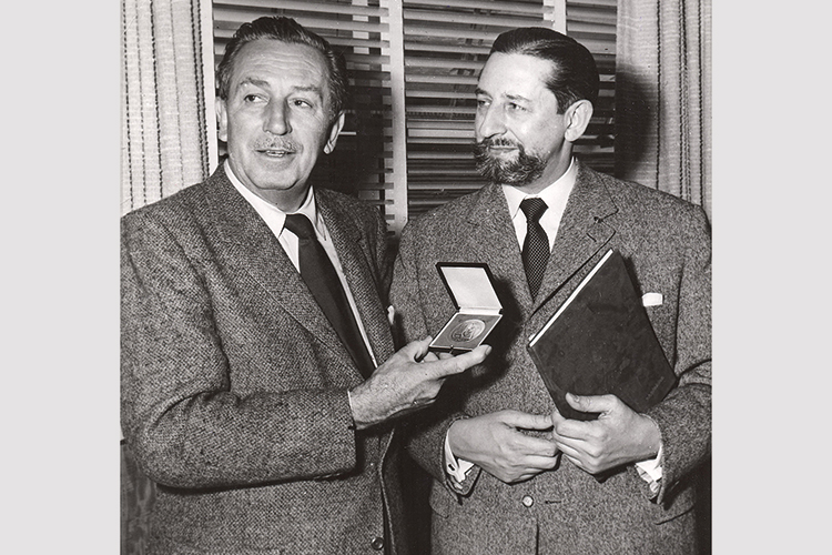 © Sammlung Daniel Kothenschulte Anno 1956: L. Fritz Gruber (re) überreicht Walt Disney die Photokina-Plakette | © Sammlung Daniel Kothenschulte