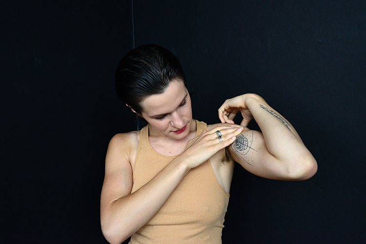 Foto: Shervin Lainez Songs schreiben, Gitarre spielen, den Vögeln lauschen: Adrianne Lenker ließ sich nicht unterkriegen, Foto: Shervin Lainez