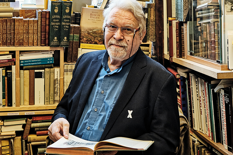 Foto: Thomas Schäkel / Stadtrevue Auch Karl Haucke wurde als Kind von Geistlichen missbraucht. Die aktuellen Enthüllungen setzen ihm schwer zu. So oft es geht, sucht Haucke Zuflucht in Antiquariaten. Beim Stöbern in Büchern kann er abschalten