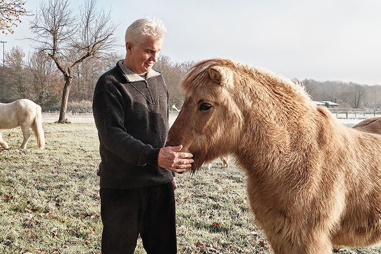 Foto: Thomas Schäkel / Stadtrevue Winfried Ponsens erlebte Missbrauch im katholischen Internat. Heute lebt er mit Pferden, Hund und Hühnern in der Voreifel