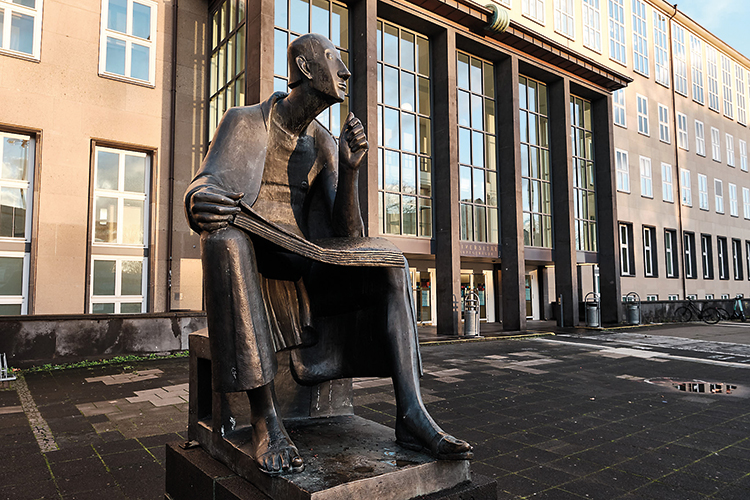 Foto: Thomas Schäkel / Stadtrevue Muss noch mal nachdenken: Albertus Magnus vor der Uni Köln