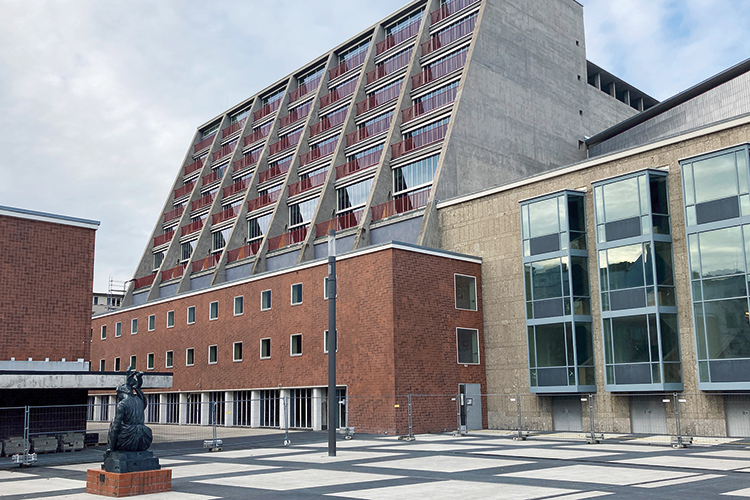 Foto: Dörthe Boxberg / Stadtrevue Außen hui, innen pfui: Oper am Offenbachplatz